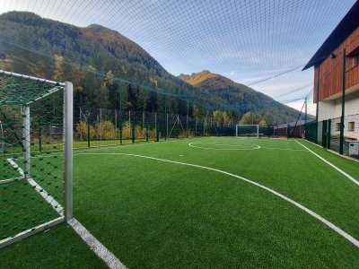 Ristrutturazione del campo da pallone della scuola elementare di San Pietro